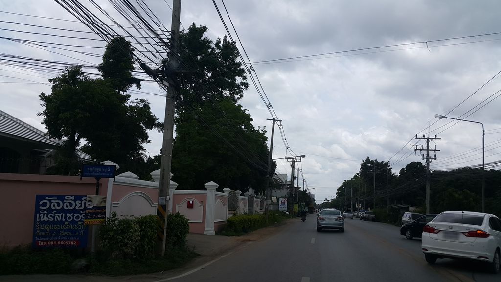 ภาพถนนตรงที่ สหกิตติ์ไทร์ ตั้งอยู่ ถ่ายโดย jrcarlsen พ.ศ. 2559 (2016) · A street-level view of where สหกิตติ์ไทร์ · Sahakit stands, by jrcarlsen in 2559 (2016)