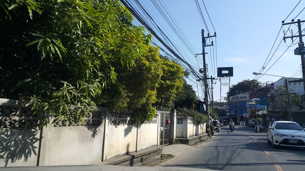 ภาพถนนตรงที่ Koenji Guest House & Bar Chiang Mai ตั้งอยู่ ถ่ายโดย jrcarlsen พ.ศ. 2559 (2016) · A street-level view of where Koenji Guest House & Bar Chiang Mai stands, by jrcarlsen in 2559 (2016)