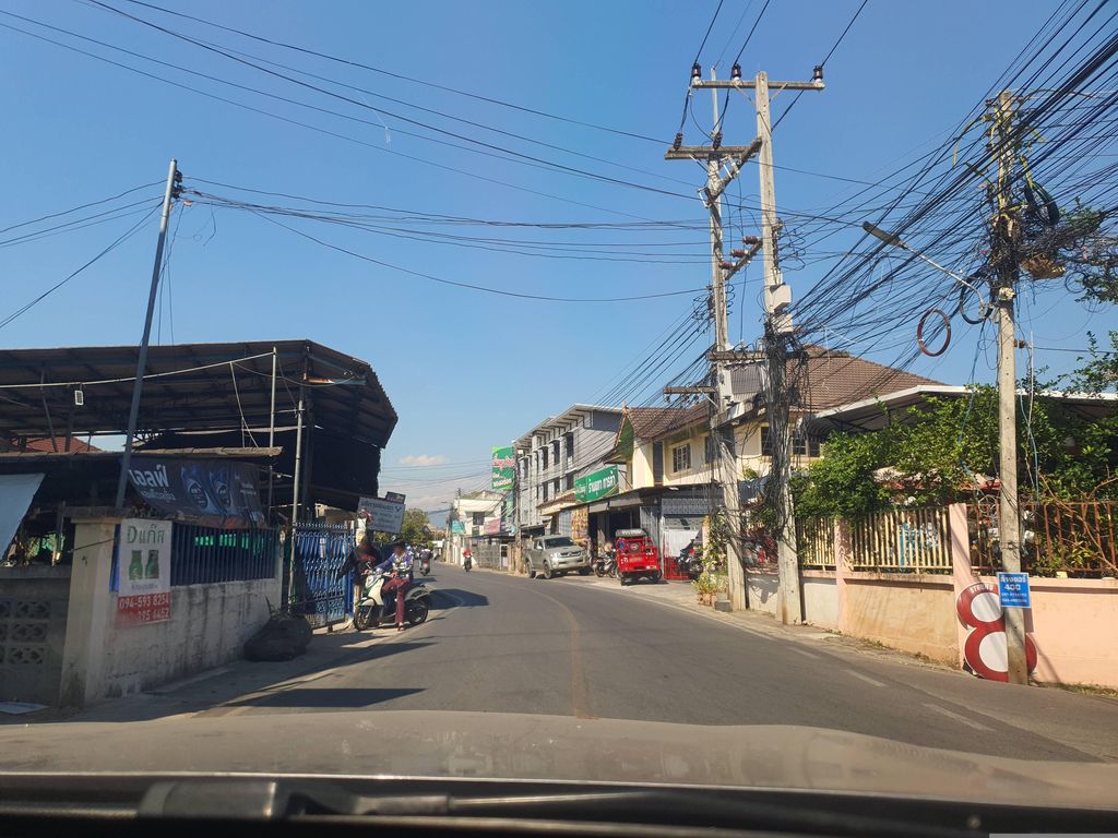 ภาพถนนตรงที่ ร้านทองอินทร์เยาวราช ตั้งอยู่ ถ่ายโดย jrcarlsen พ.ศ. 2566 (2023) · A street-level view of where ร้านทองอินทร์เยาวราช · Ran Thong In Yaowarat stands, by jrcarlsen in 2566 (2023)