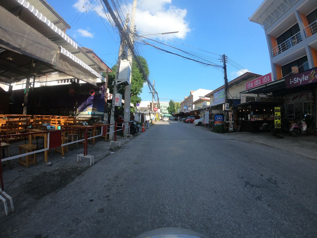 ภาพถนนตรงที่ เพชราวุธล้านนาอพาร์ทเมนท์ ตั้งอยู่ ถ่ายโดย chanuwath_grab พ.ศ. 2562 (2019) · A street-level view of where เพชราวุธล้านนาอพาร์ทเมนท์ · Phe Chara Wut Lanna Apartment stands, by chanuwath_grab in 2562 (2019)