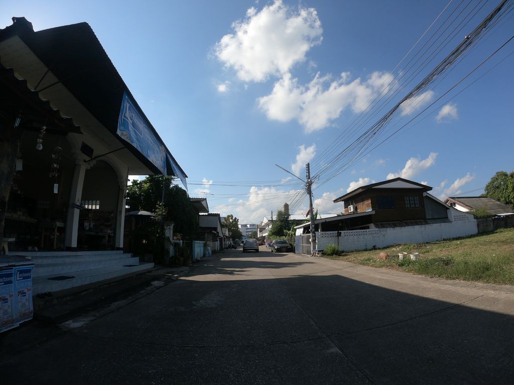 ภาพถนนตรงที่ เครปปี้หล้า ตั้งอยู่ ถ่ายโดย chanuwath_grab พ.ศ. 2562 (2019) · A street-level view of where เครปปี้หล้า · Crepe Pi La stands, by chanuwath_grab in 2562 (2019)