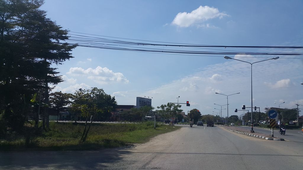 ภาพถนนตรงที่ ทรายโกแดง ตั้งอยู่ ถ่ายโดย jrcarlsen พ.ศ. 2560 (2017) · A street-level view of where ทรายโกแดง · Saikodaeng stands, by jrcarlsen in 2560 (2017)