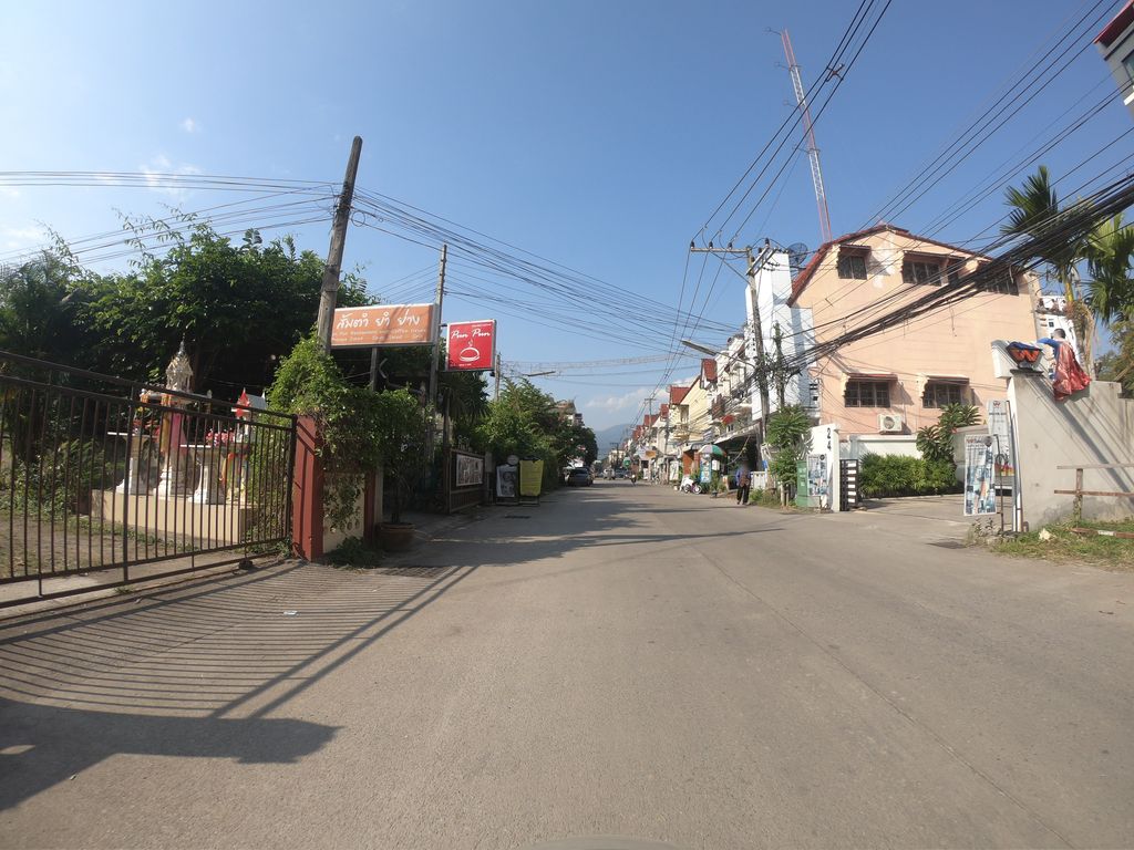 ภาพถนนตรงที่ Infection ink studio ตั้งอยู่ ถ่ายโดย chanuwath_grab พ.ศ. 2562 (2019) · A street-level view of where Infection ink studio stands, by chanuwath_grab in 2562 (2019)