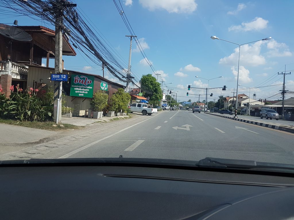 ภาพถนนตรงที่ อพาร์ทเมนท์จารุโรจน์ ตั้งอยู่ ถ่ายโดย ekkarin พ.ศ. 2561 (2018) · A street-level view of where อพาร์ทเมนท์จารุโรจน์ · Apartment Charu Rot stands, by ekkarin in 2561 (2018)