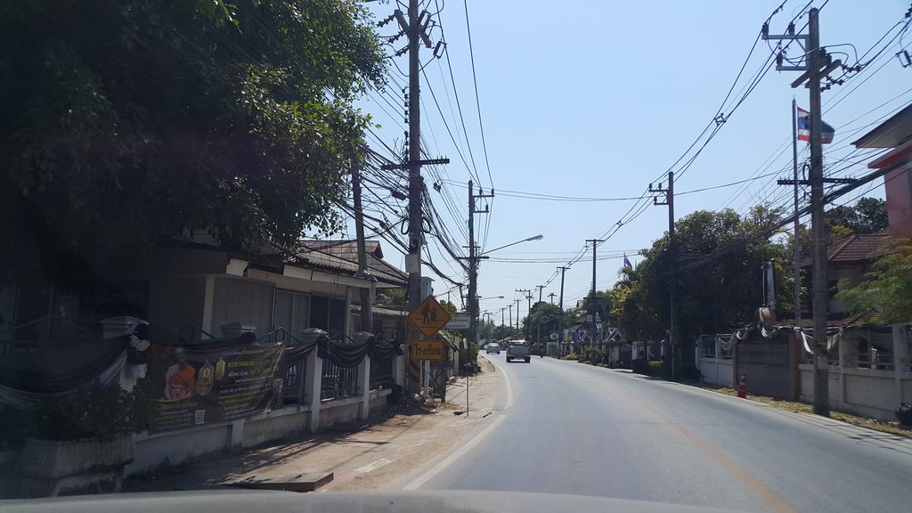 ภาพถนนตรงที่ กิ่งกาชาดอำเภอสันทราย ตั้งอยู่ ถ่ายโดย jrcarlsen พ.ศ. 2560 (2017) · A street-level view of where กิ่งกาชาดอำเภอสันทราย · King Kachat Amphoe San Sai stands, by jrcarlsen in 2560 (2017)