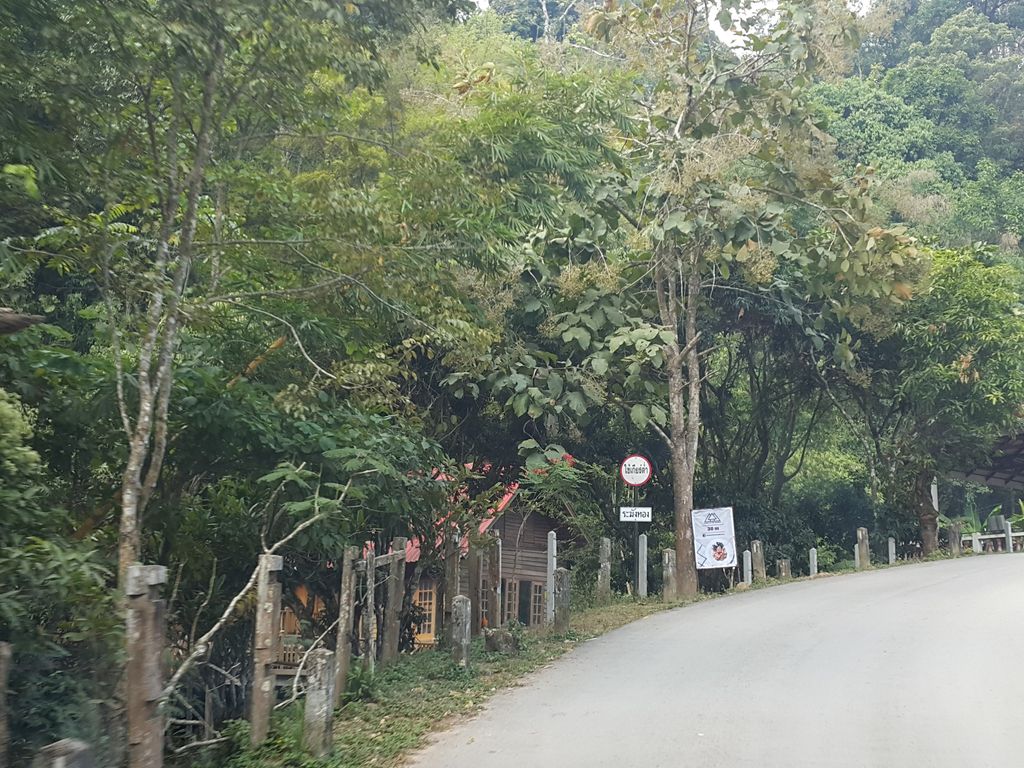 ภาพถนนตรงที่ The Garret Mae Kampong ตั้งอยู่ ถ่ายโดย jrcarlsen พ.ศ. 2558 (2015) · A street-level view of where The Garret Mae Kampong stands, by jrcarlsen in 2558 (2015)