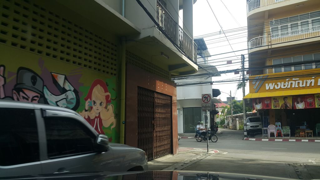 ภาพถนนตรงที่ Modzilla Tattoo ตั้งอยู่ ถ่ายโดย jrcarlsen พ.ศ. 2559 (2016) · A street-level view of where Modzilla Tattoo stands, by jrcarlsen in 2559 (2016)