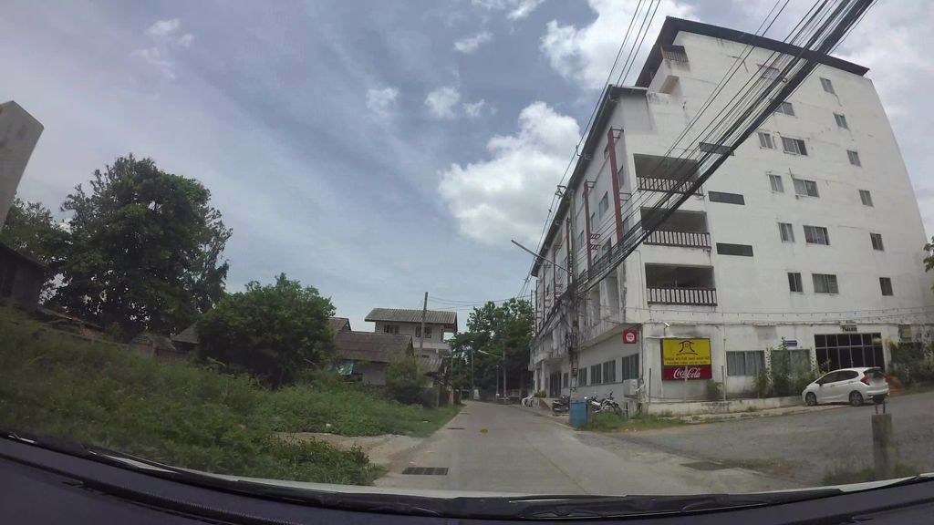 ภาพถนนตรงที่ Downtown Blurry ตั้งอยู่ ถ่ายโดย kaart_3 พ.ศ. 2562 (2019) · A street-level view of where Downtown Blurry stands, by kaart_3 in 2562 (2019)