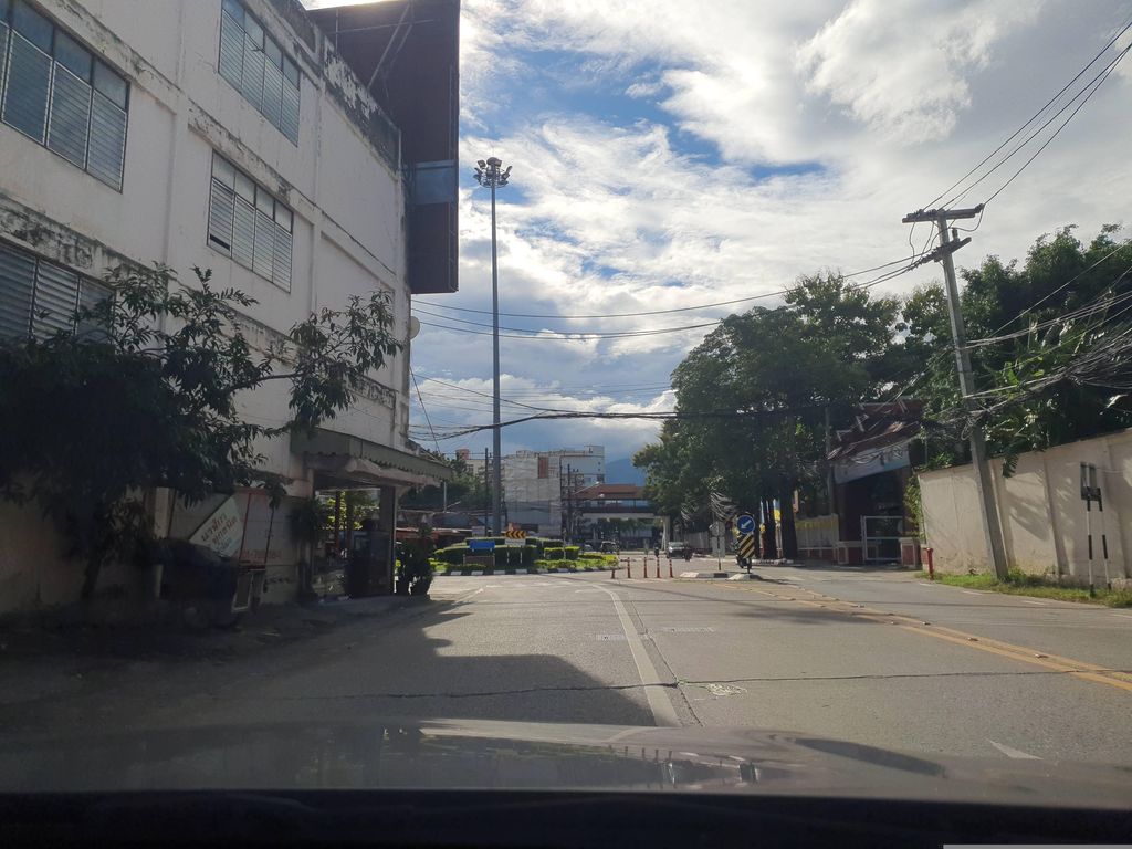 ภาพถนนตรงที่ Dev Mandir Chiang Mai ตั้งอยู่ ถ่ายโดย jrcarlsen พ.ศ. 2566 (2023) · A street-level view of where Dev Mandir Chiang Mai stands, by jrcarlsen in 2566 (2023)