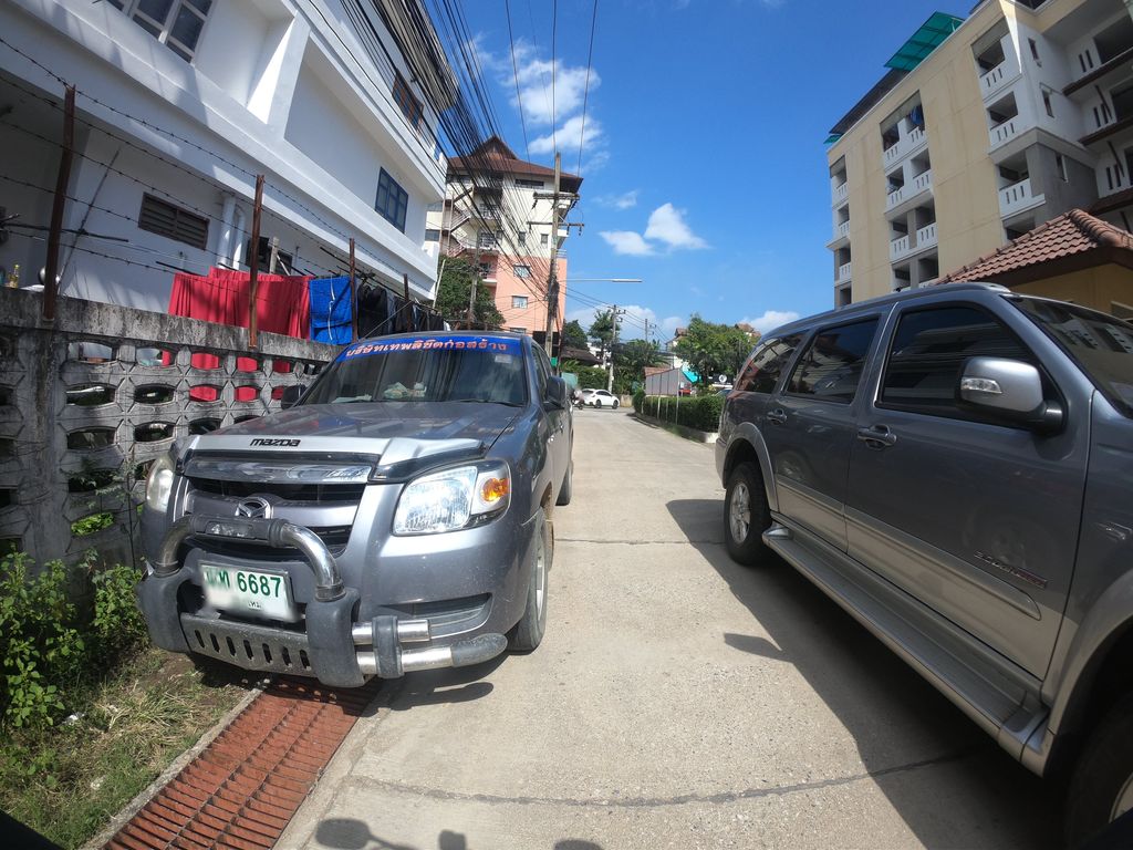 ภาพถนนตรงที่ อ้อม ซักอบรีด ตั้งอยู่ ถ่ายโดย chanuwath_grab พ.ศ. 2562 (2019) · A street-level view of where อ้อม ซักอบรีด · Om Sakabrit stands, by chanuwath_grab in 2562 (2019)