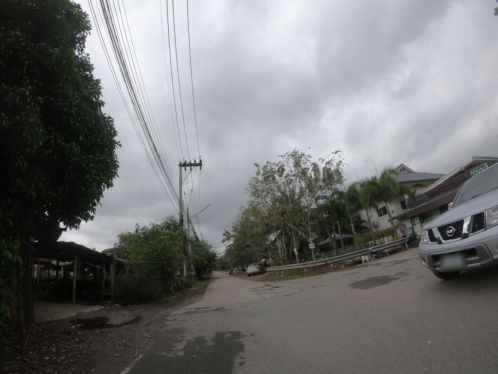 ภาพถนนตรงที่ กาดนัดโต้งแพะ ตั้งอยู่ ถ่ายโดย chanuwath_grab พ.ศ. 2562 (2019) · A street-level view of where กาดนัดโต้งแพะ · Kat Nat Tong Phae stands, by chanuwath_grab in 2562 (2019)