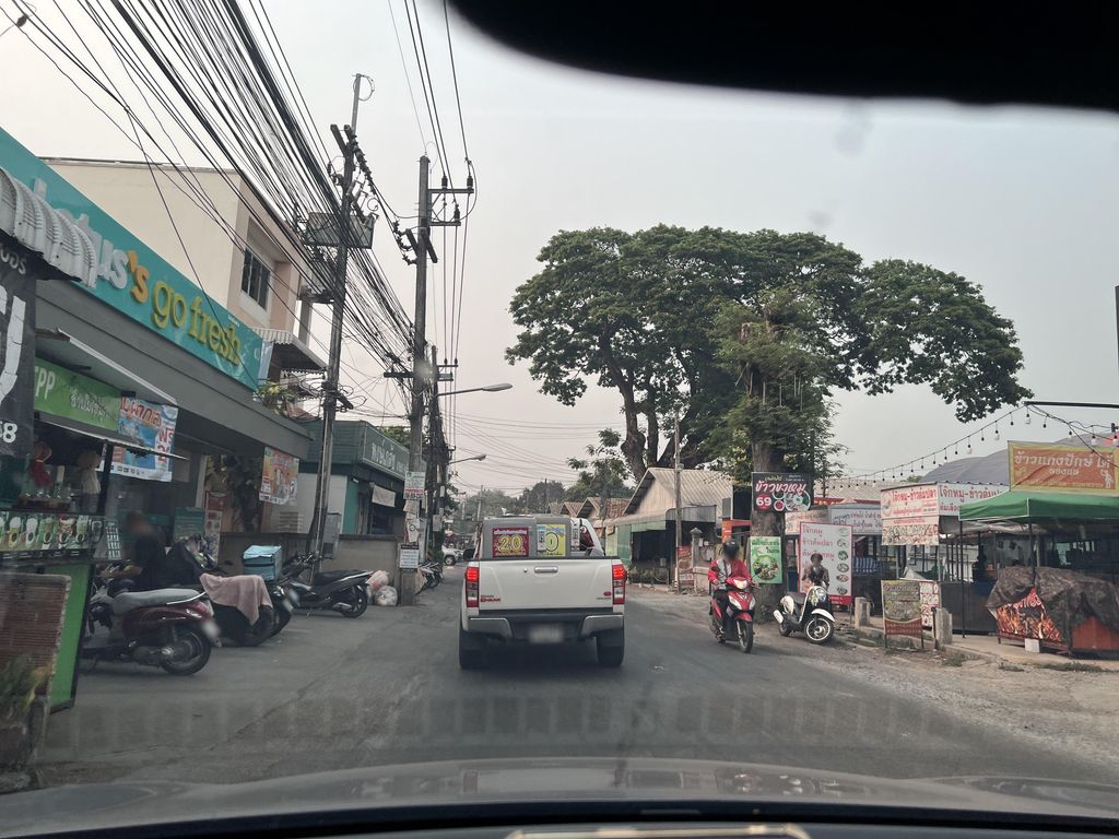 ภาพถนนตรงที่ FUKU Ramen ตั้งอยู่ ถ่ายโดย lin_wang พ.ศ. 2567 (2024) · A street-level view of where FUKU Ramen stands, by lin_wang in 2567 (2024)
