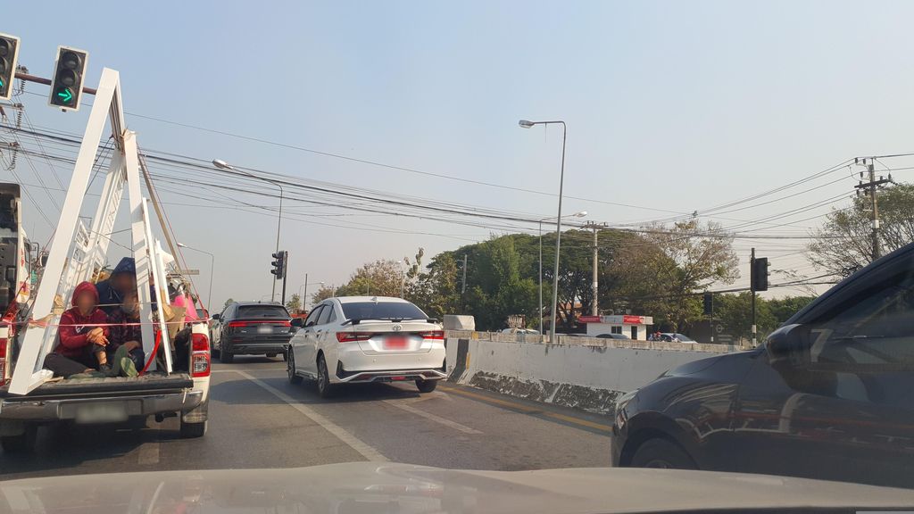 ภาพถนนตรงที่ พระธาตุดอยคำ จ.เชียงใหม่ ตั้งอยู่ ถ่ายโดย jrcarlsen พ.ศ. 2566 (2023) · A street-level view of where พระธาตุดอยคำ จ.เชียงใหม่ · Phra That Doi Kham Cha.Chiang Mai stands, by jrcarlsen in 2566 (2023)