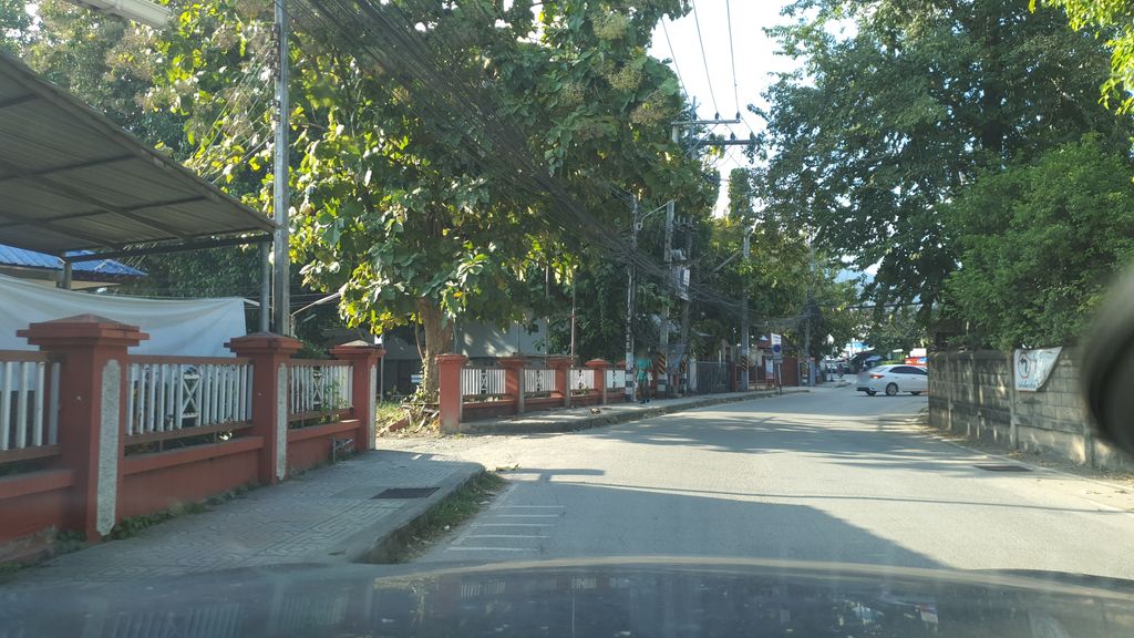 ภาพถนนตรงที่ หมูใจดี สาขาช่างเคี่ยน ตั้งอยู่ ถ่ายโดย jrcarlsen พ.ศ. 2562 (2019) · A street-level view of where หมูใจดี สาขาช่างเคี่ยน · Muchaidi Sakha Changkhian stands, by jrcarlsen in 2562 (2019)