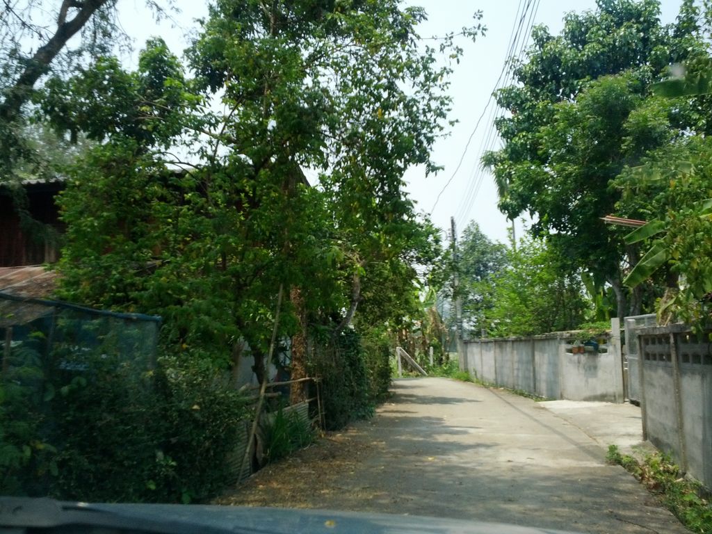 ภาพถนนตรงที่ บ้านมหาโชคทวีทรัพย์ ตั้งอยู่ ถ่ายโดย jrcarlsen พ.ศ. 2558 (2015) · A street-level view of where บ้านมหาโชคทวีทรัพย์ · Ban Mahachok Thawisap stands, by jrcarlsen in 2558 (2015)