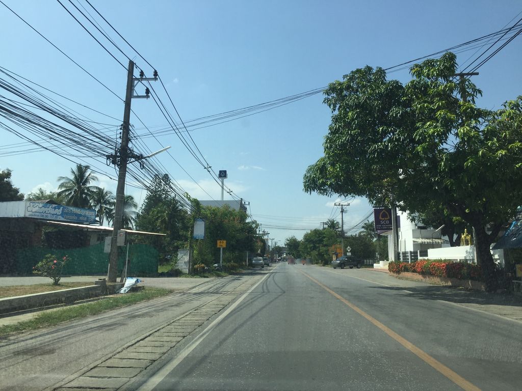ภาพถนนตรงที่ ปิ้งกะเปา ตั้งอยู่ ถ่ายโดย kyoko พ.ศ. 2561 (2018) · A street-level view of where ปิ้งกะเปา · Pingkapao stands, by kyoko in 2561 (2018)