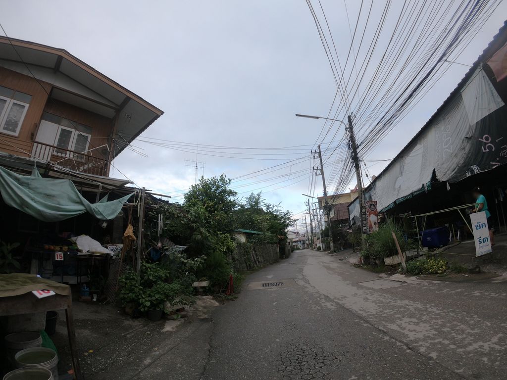 ภาพถนนตรงที่ เอลี่ซาลอน/Ally Salon ตั้งอยู่ ถ่ายโดย chanuwath_grab พ.ศ. 2562 (2019) · A street-level view of where เอลี่ซาลอน/Ally Salon stands, by chanuwath_grab in 2562 (2019)