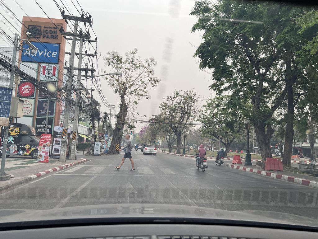 ภาพถนนตรงที่ Oops Market ตั้งอยู่ ถ่ายโดย lin_wang พ.ศ. 2567 (2024) · A street-level view of where Oops Market stands, by lin_wang in 2567 (2024)