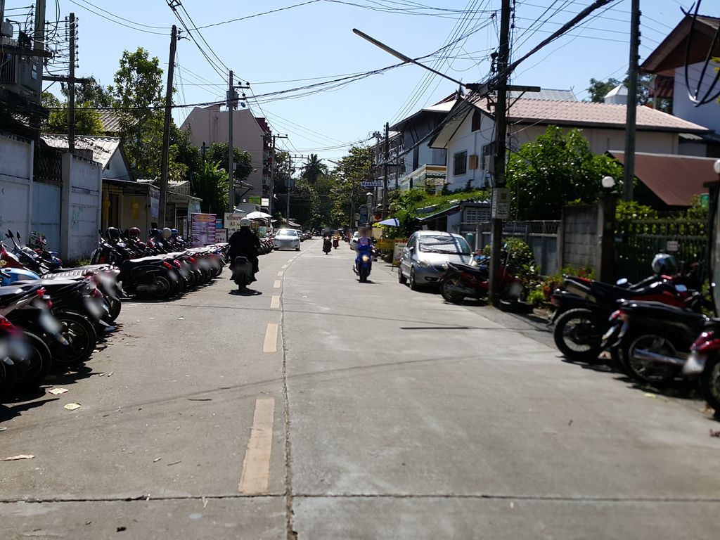 ภาพถนนตรงที่ เสริมสวยรุ่งฤดี ตั้งอยู่ ถ่ายโดย jrcarlsen พ.ศ. 2558 (2015) · A street-level view of where เสริมสวยรุ่งฤดี · Soemsuai Rung Ruedi stands, by jrcarlsen in 2558 (2015)