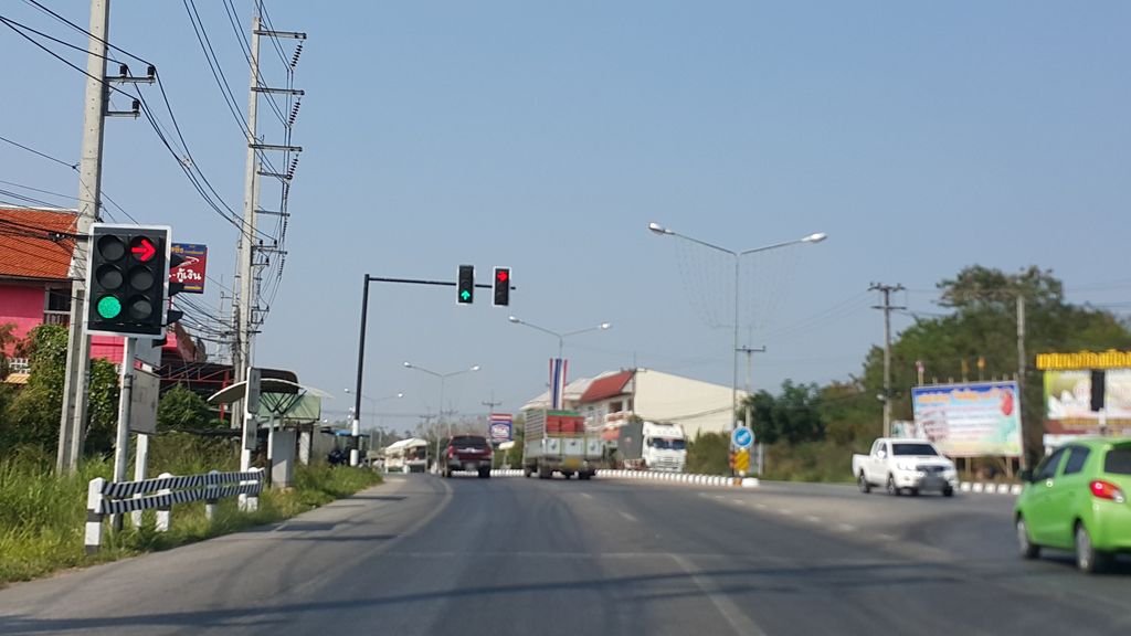 ภาพถนนตรงที่ สรรพศิลป์ ตั้งอยู่ ถ่ายโดย jrcarlsen พ.ศ. 2558 (2015) · A street-level view of where สรรพศิลป์ · Saropsin stands, by jrcarlsen in 2558 (2015)