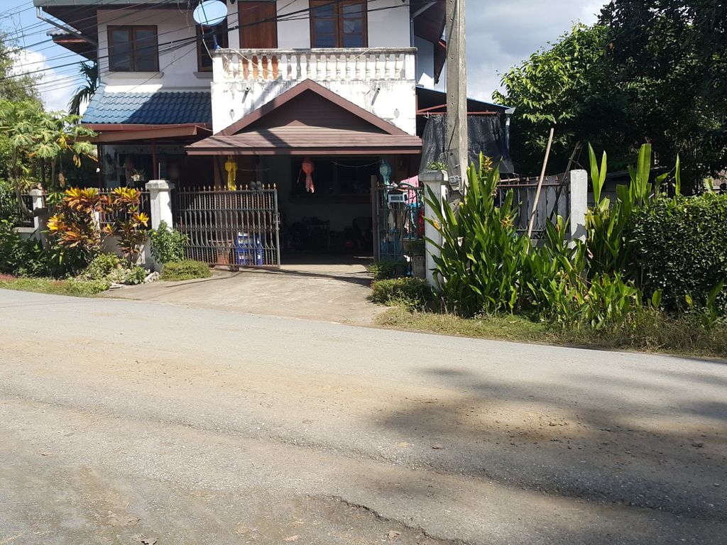 ภาพถนนตรงที่ วัดแม่ฮ้อยเงินใต้ ตั้งอยู่ ถ่ายโดย jrcarlsen พ.ศ. 2558 (2015) · A street-level view of where วัดแม่ฮ้อยเงินใต้ · Wat Maehoingoen Tai stands, by jrcarlsen in 2558 (2015)
