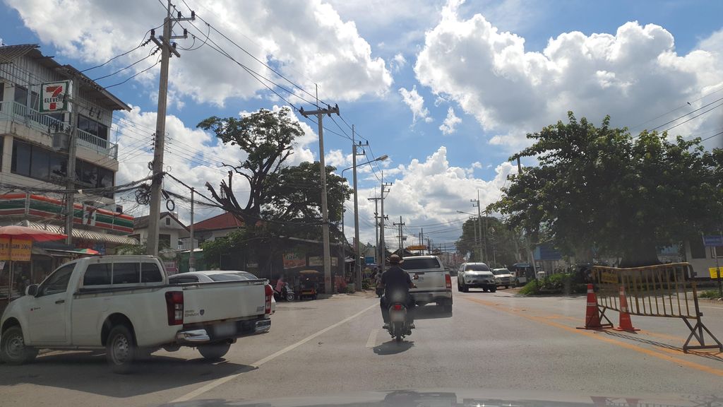 ภาพถนนตรงที่ คลีนิกหมอวินัยศัก ตั้งอยู่ ถ่ายโดย jrcarlsen พ.ศ. 2564 (2021) · A street-level view of where คลีนิกหมอวินัยศัก · Clinic Mo Winai Sak stands, by jrcarlsen in 2564 (2021)