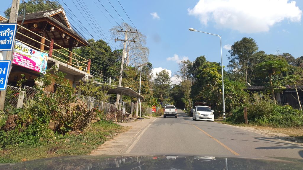 ภาพถนนตรงที่ BB Beauty and Salon ตั้งอยู่ ถ่ายโดย jrcarlsen พ.ศ. 2565 (2022) · A street-level view of where BB Beauty and Salon stands, by jrcarlsen in 2565 (2022)