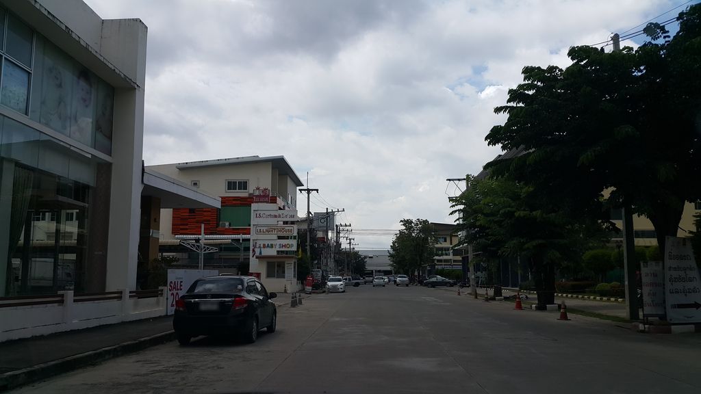 ภาพถนนตรงที่ เรือนวิวาห์เชียงใหม่ ตั้งอยู่ ถ่ายโดย jrcarlsen พ.ศ. 2559 (2016) · A street-level view of where เรือนวิวาห์เชียงใหม่ · Ruean Wio Chiang Mai stands, by jrcarlsen in 2559 (2016)