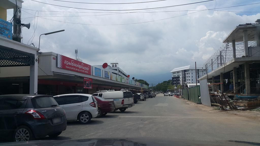 ภาพถนนตรงที่ บ้านชมนาดสปา ตั้งอยู่ ถ่ายโดย jrcarlsen พ.ศ. 2559 (2016) · A street-level view of where บ้านชมนาดสปา · Ban Chom Nat Spa stands, by jrcarlsen in 2559 (2016)