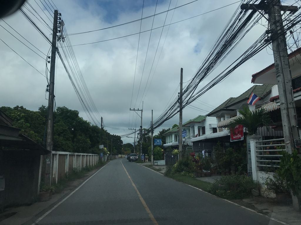 ภาพถนนตรงที่ คริสตจักรสิริพระพร : Siriphapond Church ตั้งอยู่ ถ่ายโดย prasert พ.ศ. 2561 (2018) · A street-level view of where คริสตจักรสิริพระพร : Siriphapond Church stands, by prasert in 2561 (2018)