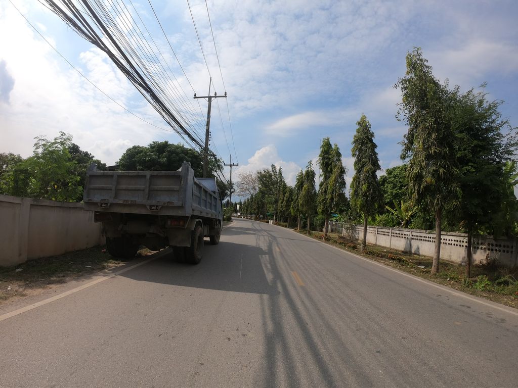 ภาพถนนตรงที่ วัดหนองแหย่ง ตำบลหนองแหย่ง อำเภอสันทราย จังหวัดเชียงใหม่ ตั้งอยู่ ถ่ายโดย chanuwath_grab พ.ศ. 2562 (2019) · A street-level view of where วัดหนองแหย่ง ตำบลหนองแหย่ง อำเภอสันทราย จังหวัดเชียงใหม่ · Wat Nongyaeng Tambon Nongyaeng Amphoe San Sai Changwat Chiang Mai stands, by chanuwath_grab in 2562 (2019)