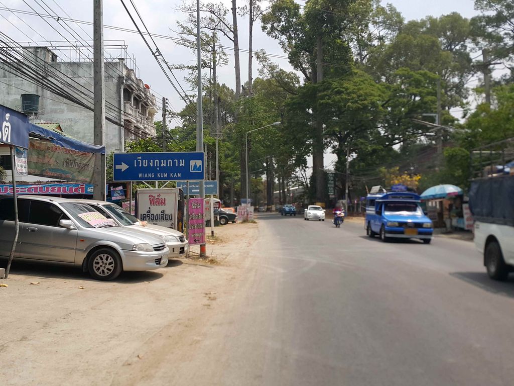 ภาพถนนตรงที่ ศรีทอง อพาร์ตเมนต์ ตั้งอยู่ ถ่ายโดย jrcarlsen พ.ศ. 2558 (2015) · A street-level view of where ศรีทอง อพาร์ตเมนต์ · Sitong Apartment stands, by jrcarlsen in 2558 (2015)