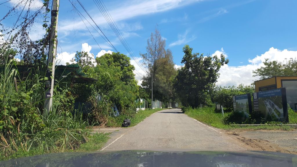 ภาพถนนตรงที่ โครงการบ้านวราทรัพย์ ตั้งอยู่ ถ่ายโดย jrcarlsen พ.ศ. 2564 (2021) · A street-level view of where โครงการบ้านวราทรัพย์ · Khrongkanban Wara Sap stands, by jrcarlsen in 2564 (2021)