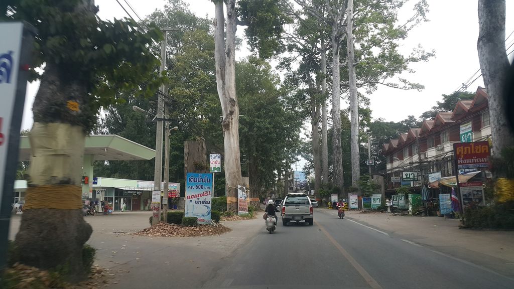 ภาพถนนตรงที่ ท้อป เซอร์วิส เซ็นเตอร์ ตั้งอยู่ ถ่ายโดย jrcarlsen พ.ศ. 2561 (2018) · A street-level view of where ท้อป เซอร์วิส เซ็นเตอร์ · Thop Service Center stands, by jrcarlsen in 2561 (2018)