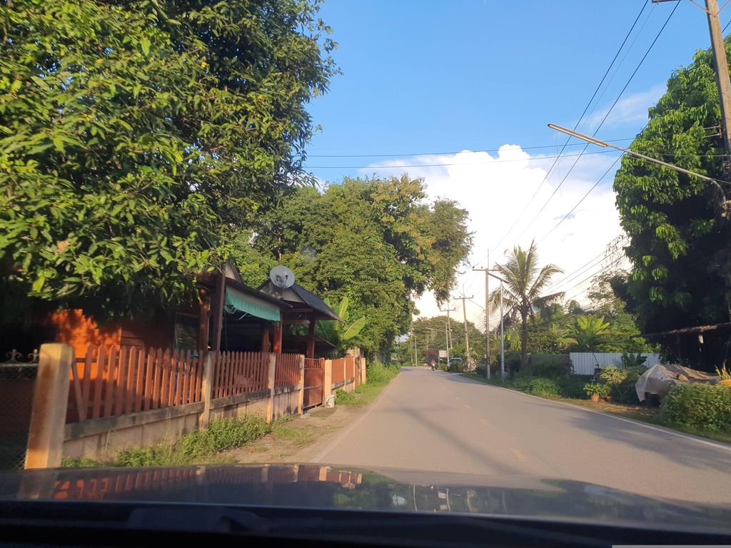 ภาพถนนตรงที่ Racercoffee ตั้งอยู่ ถ่ายโดย jrcarlsen พ.ศ. 2566 (2023) · A street-level view of where Racercoffee stands, by jrcarlsen in 2566 (2023)
