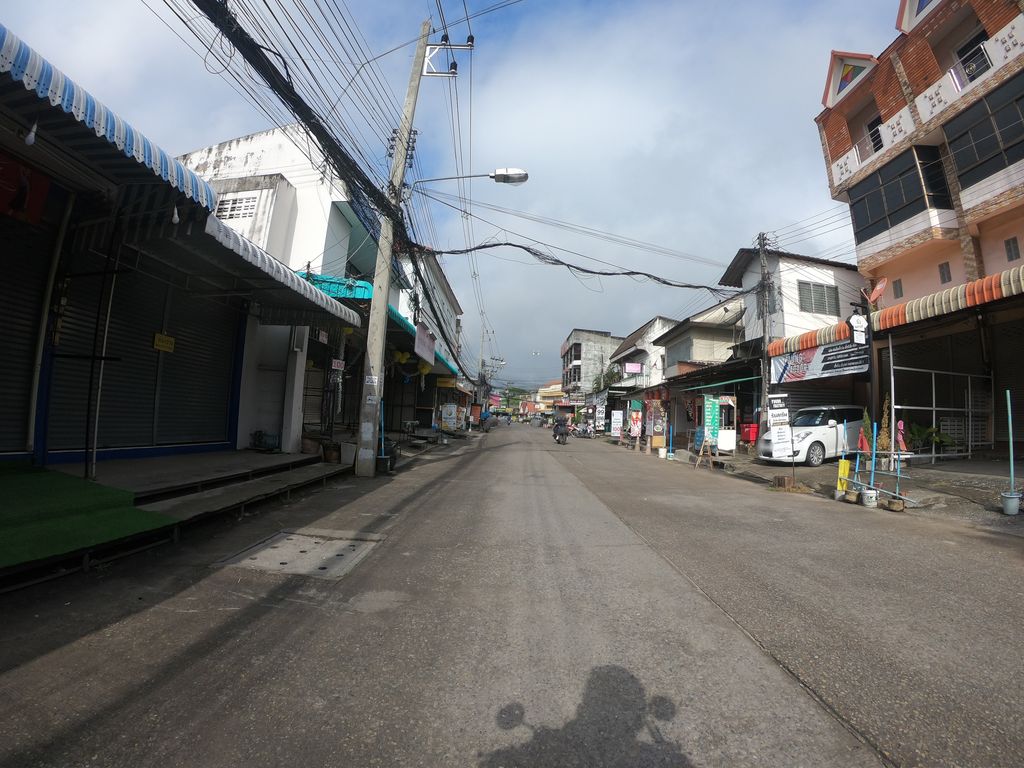 ภาพถนนตรงที่ Charming Hair and Beauty Salon ตั้งอยู่ ถ่ายโดย chanuwath_grab พ.ศ. 2562 (2019) · A street-level view of where Charming Hair and Beauty Salon stands, by chanuwath_grab in 2562 (2019)