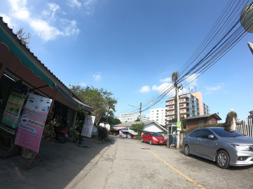 ภาพถนนตรงที่ Helena Studio Nail and Eyelash ตั้งอยู่ ถ่ายโดย chanuwath_grab พ.ศ. 2562 (2019) · A street-level view of where Helena Studio Nail and Eyelash stands, by chanuwath_grab in 2562 (2019)