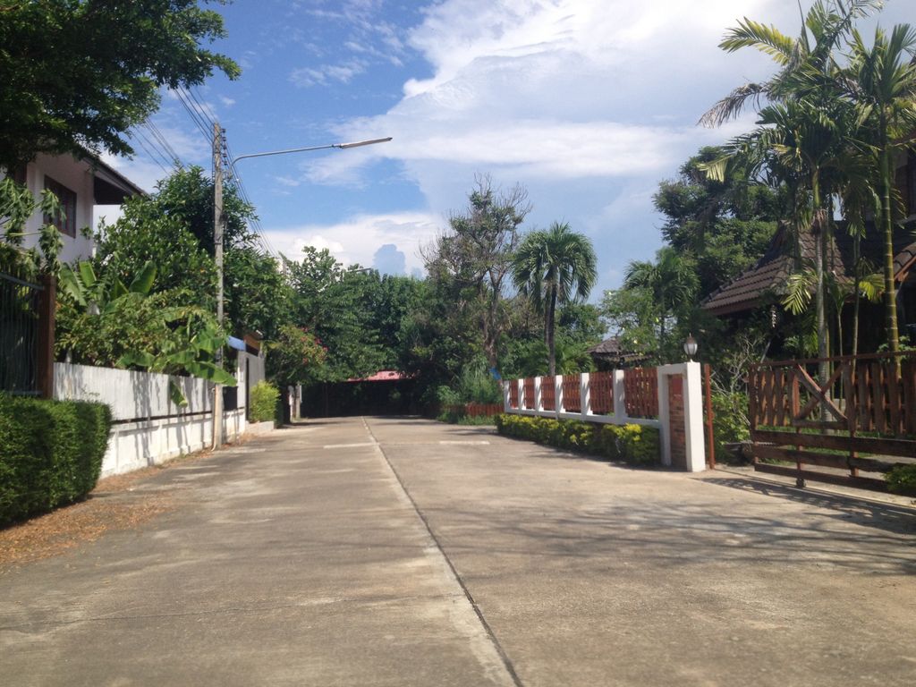 ภาพถนนตรงที่ Wine Citizen Chiang Mai ตั้งอยู่ ถ่ายโดย jimwatana พ.ศ. 2558 (2015) · A street-level view of where Wine Citizen Chiang Mai stands, by jimwatana in 2558 (2015)