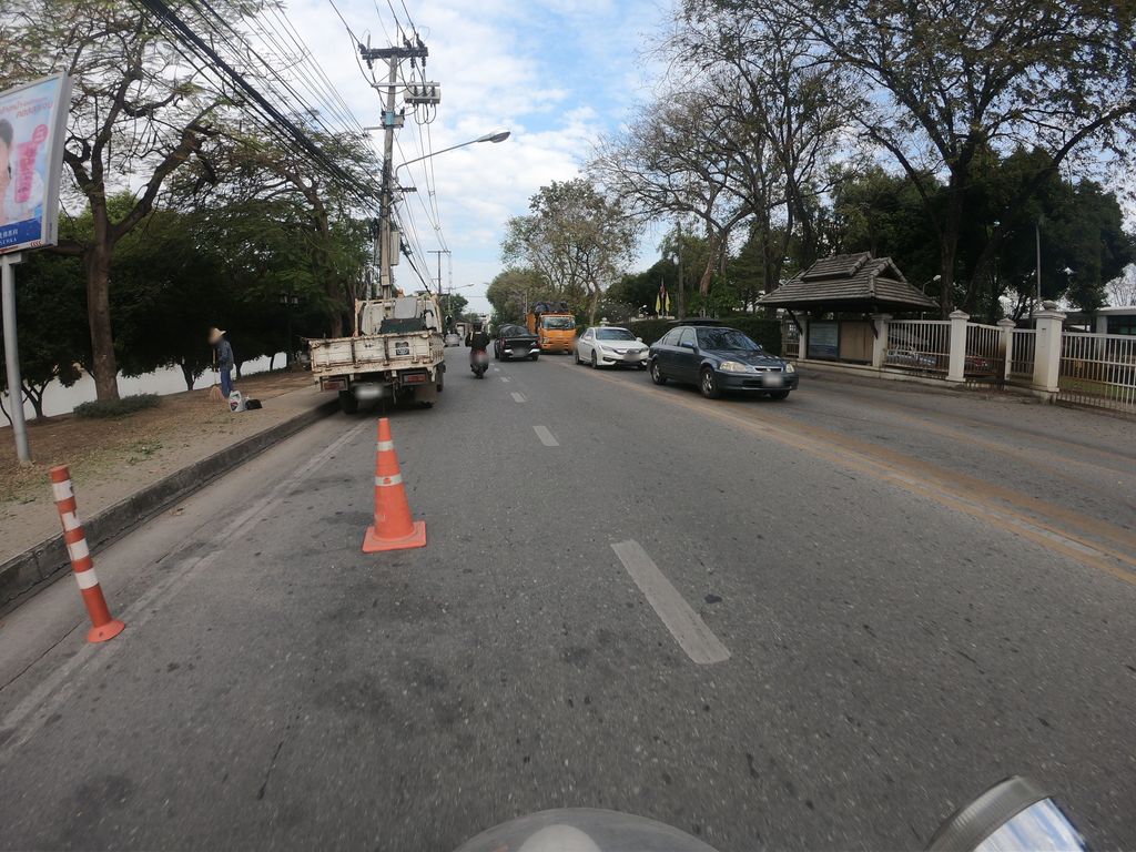 ภาพถนนตรงที่ B2 Hotel / โรงแรมบีทู ตั้งอยู่ ถ่ายโดย chanuwath_grab พ.ศ. 2562 (2019) · A street-level view of where B2 Hotel / โรงแรมบีทู stands, by chanuwath_grab in 2562 (2019)