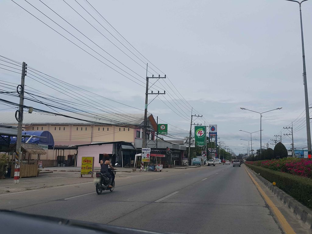 ภาพถนนตรงที่ บริษัท นิวัฒน์การไฟฟ้า จำกัด ตั้งอยู่ ถ่ายโดย jrcarlsen พ.ศ. 2558 (2015) · A street-level view of where บริษัท นิวัฒน์การไฟฟ้า จำกัด · Niotha Kanfaifa Chamkat Company stands, by jrcarlsen in 2558 (2015)