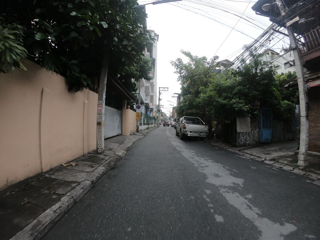 ภาพถนนตรงที่ ป้าย่น Resident ตั้งอยู่ ถ่ายโดย chanuwath_grab พ.ศ. 2562 (2019) · A street-level view of where ป้าย่น Resident stands, by chanuwath_grab in 2562 (2019)