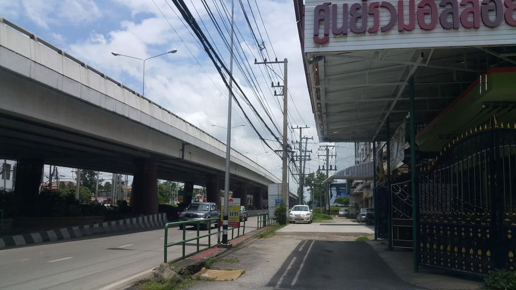 ภาพถนนตรงที่ จินตะวันเฮิร์บ ตั้งอยู่ ถ่ายโดย jrcarlsen พ.ศ. 2560 (2017) · A street-level view of where จินตะวันเฮิร์บ · Chin Tawan Hoep stands, by jrcarlsen in 2560 (2017)