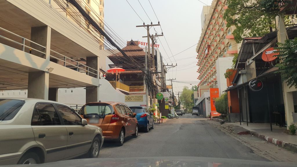 ภาพถนนตรงที่ Tipsy Bar ตั้งอยู่ ถ่ายโดย jrcarlsen พ.ศ. 2565 (2022) · A street-level view of where Tipsy Bar stands, by jrcarlsen in 2565 (2022)