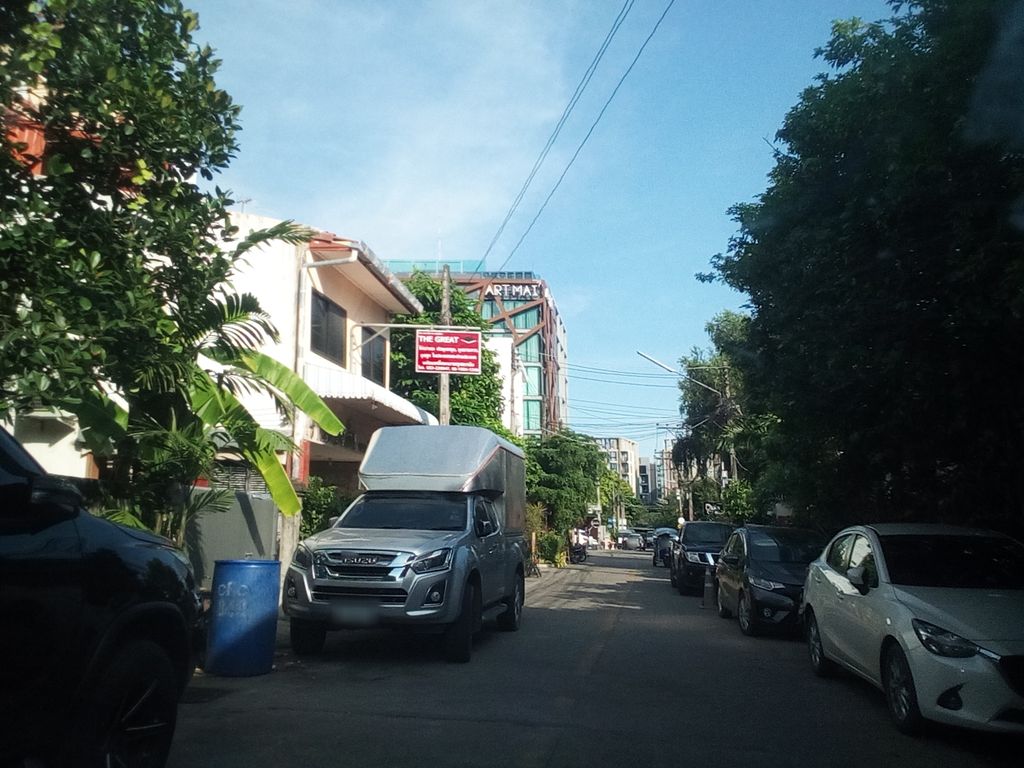 ภาพถนนตรงที่ OYO 1049 N Nimman ตั้งอยู่ ถ่ายโดย kyoko พ.ศ. 2561 (2018) · A street-level view of where OYO 1049 N Nimman stands, by kyoko in 2561 (2018)