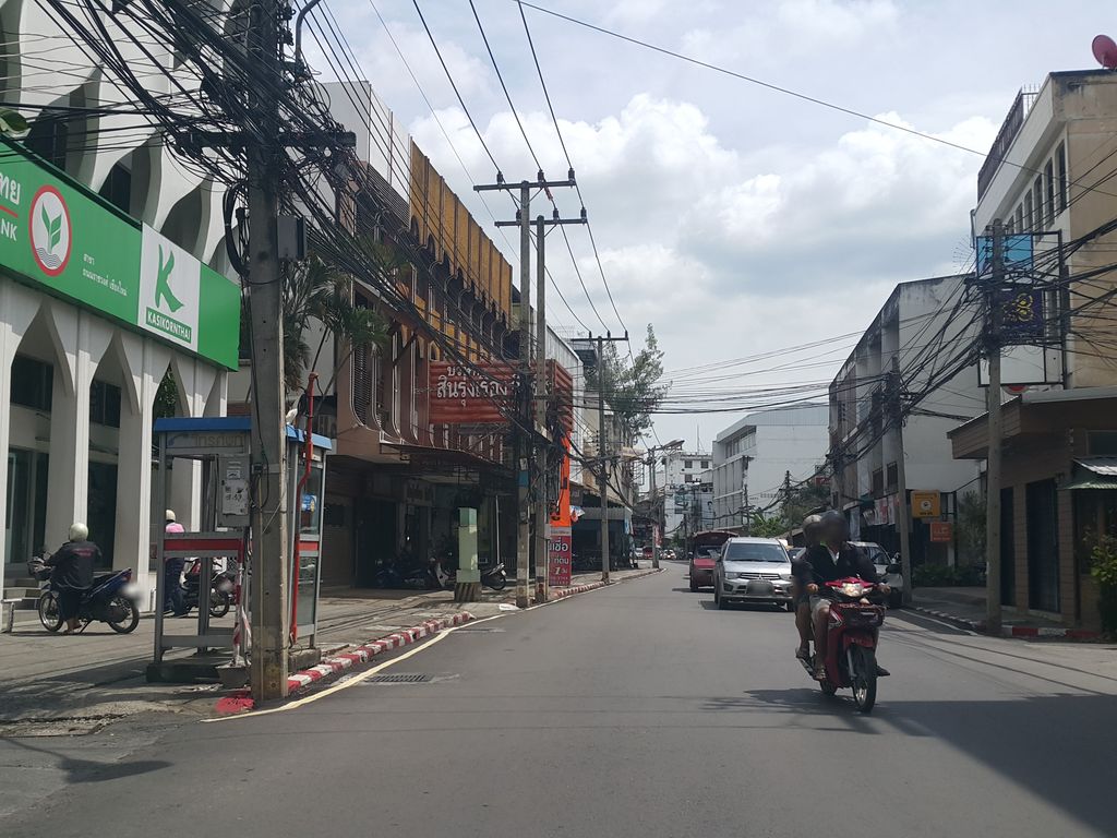 ภาพถนนตรงที่ The Warehouse Paint Club ตั้งอยู่ ถ่ายโดย jrcarlsen พ.ศ. 2558 (2015) · A street-level view of where The Warehouse Paint Club stands, by jrcarlsen in 2558 (2015)