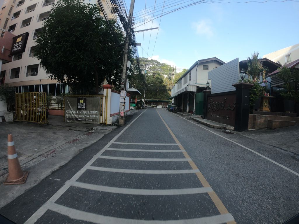 ภาพถนนตรงที่ ร้านัว No.1 Café ตั้งอยู่ ถ่ายโดย chanuwath_grab พ.ศ. 2562 (2019) · A street-level view of where ร้านัว No.1 Café stands, by chanuwath_grab in 2562 (2019)