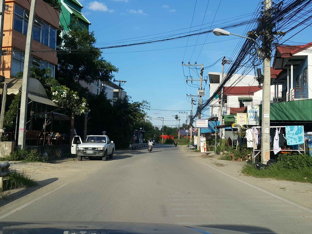 ภาพถนนตรงที่ มุมหนังสือ ตั้งอยู่ ถ่ายโดย jrcarlsen พ.ศ. 2558 (2015) · A street-level view of where มุมหนังสือ · Mumnangsue stands, by jrcarlsen in 2558 (2015)