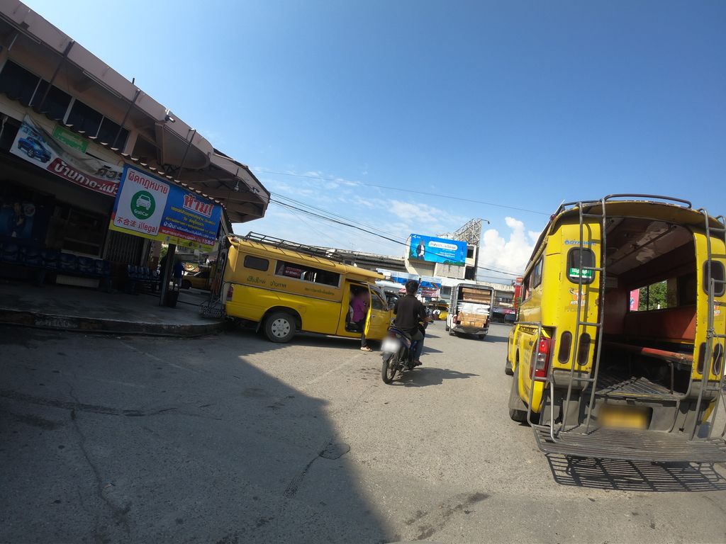 ภาพถนนตรงที่ Chim noi home made ตั้งอยู่ ถ่ายโดย chanuwath_grab พ.ศ. 2562 (2019) · A street-level view of where Chim noi home made stands, by chanuwath_grab in 2562 (2019)