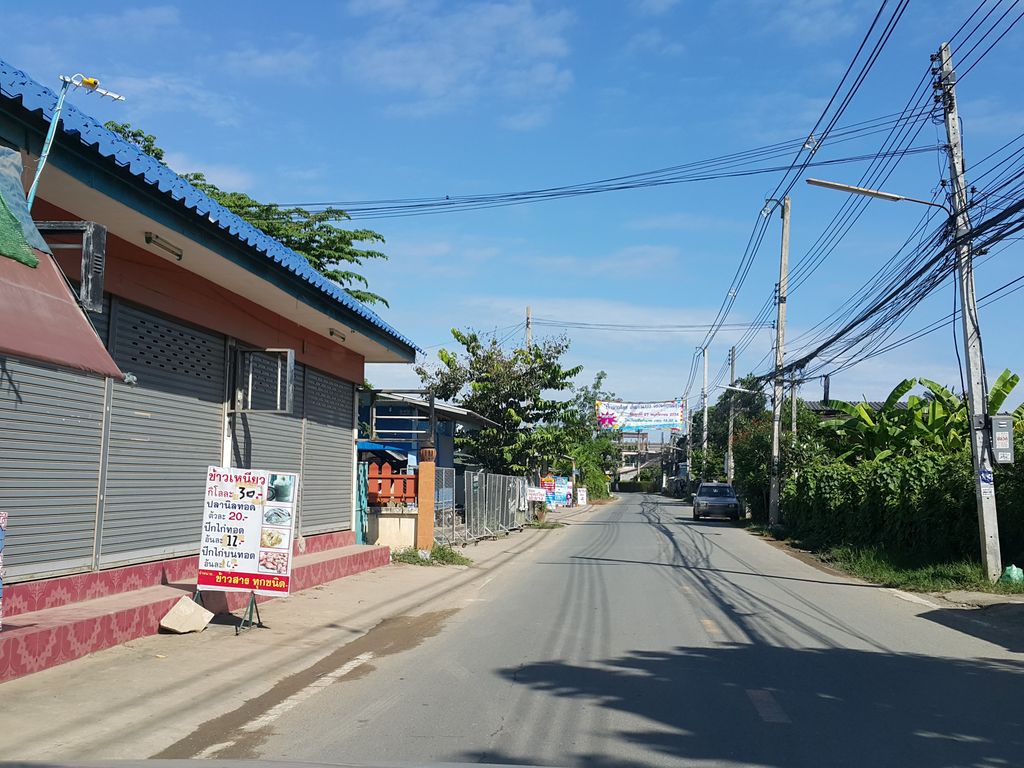 ภาพถนนตรงที่ ข้าวขาหมู & ข้าวมันไก่ บ้านมอญ ตั้งอยู่ ถ่ายโดย jrcarlsen พ.ศ. 2558 (2015) · A street-level view of where ข้าวขาหมู & ข้าวมันไก่ บ้านมอญ · Khaokhamu & Khao Man Kai Ban Mon stands, by jrcarlsen in 2558 (2015)