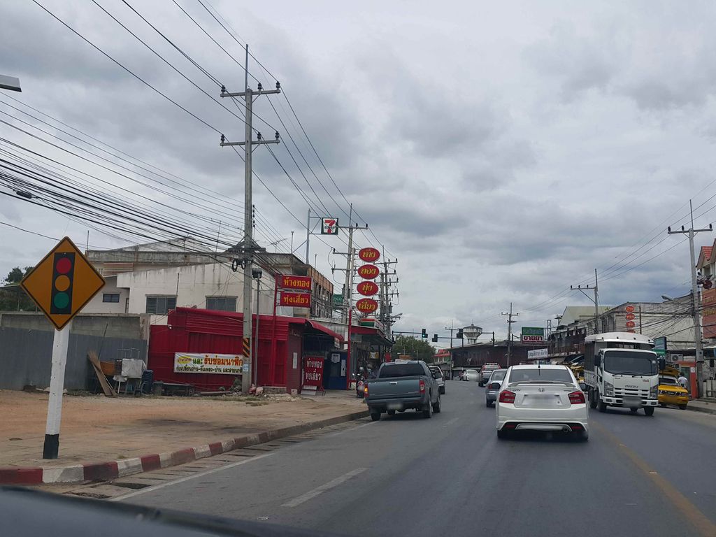 ภาพถนนตรงที่ ตลาดทุ่งเสี้ยว ตั้งอยู่ ถ่ายโดย jrcarlsen พ.ศ. 2558 (2015) · A street-level view of where ตลาดทุ่งเสี้ยว · Thung Siao Market stands, by jrcarlsen in 2558 (2015)